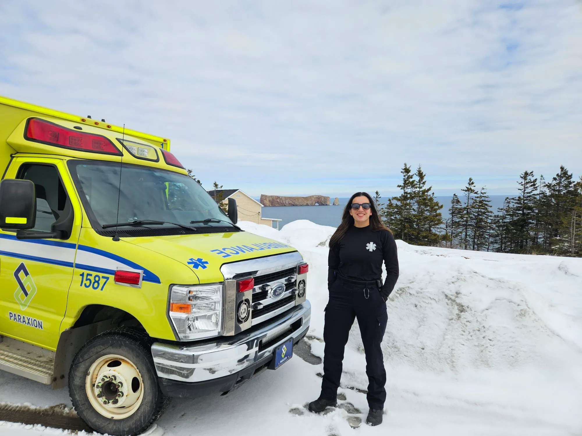 Paramédic de PMT Synergie devant une ambulance en hiver