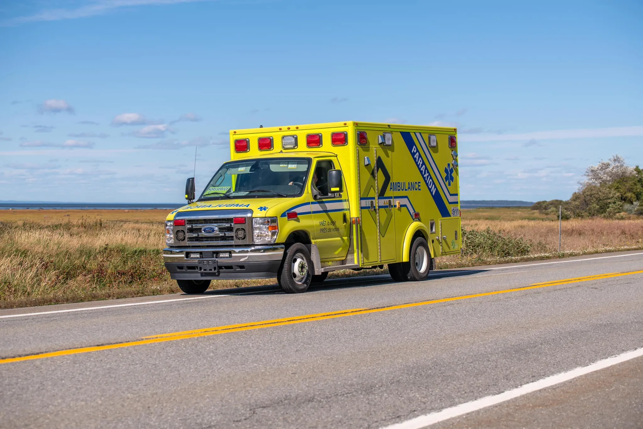 Ambulance sur une route de campagne