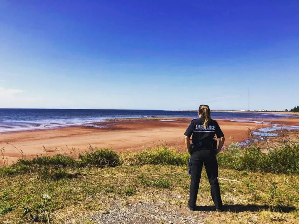 Paramédic face au fleuve sur la Côte-Nord